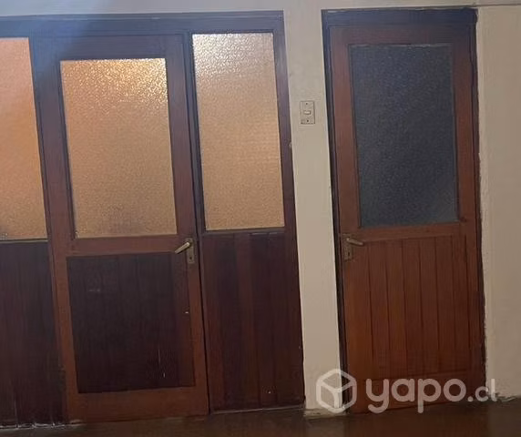 Dos puertas iguales par acceso principal