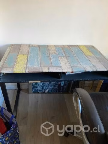 OPORTUNIDAD ÚNICA. Escritorio con poco uso