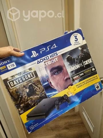 PS4 con 3 controles con caja y accesorios