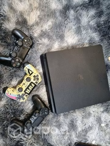 PS4 con 3 controles con caja y accesorios
