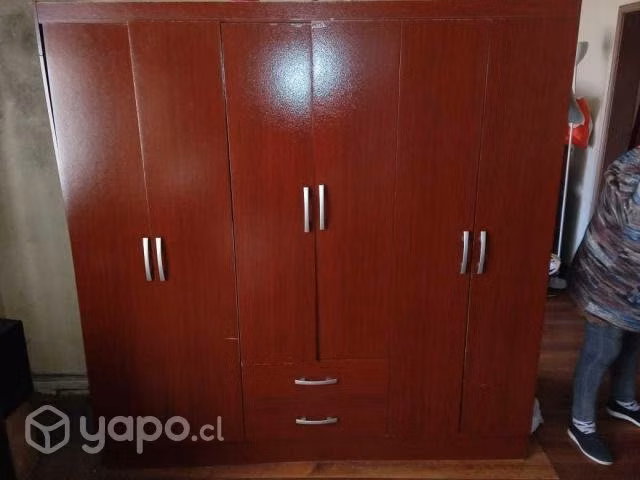 Closet rojo raulí