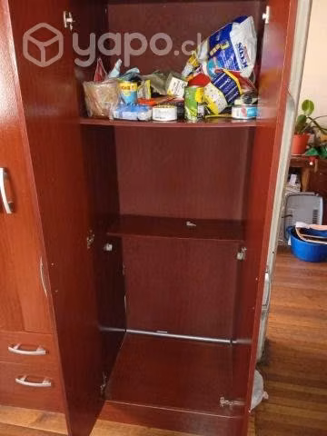 Closet rojo raulí