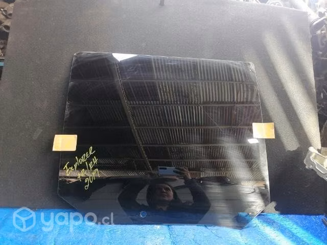 Vidrio trasero ford explore RH 2019