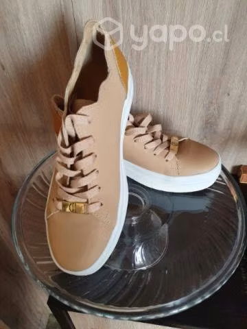 Bellas zapatillas nuevas y de cuero