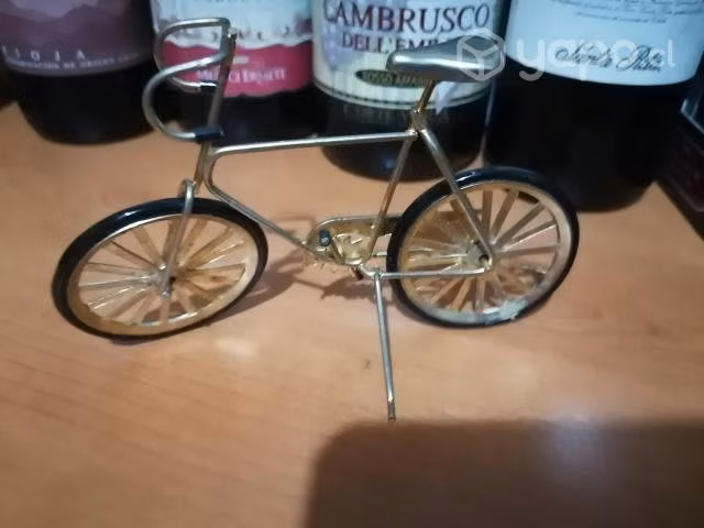 Dorada bicicleta metálica