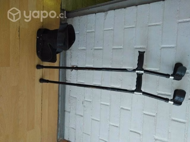 Muletas y bota ortopedica