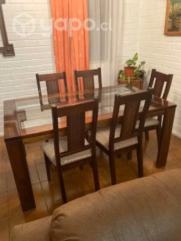 Comedor y vitrina