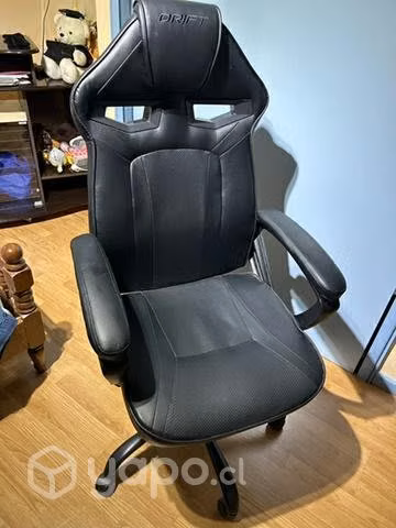 Silla gamer negra marca Drift