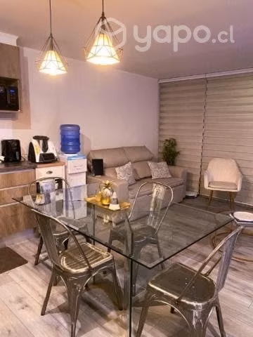 Hermoso comedor con 4 sillas metalicas