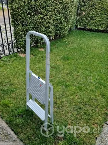 Escalera metálica dos peldaños
