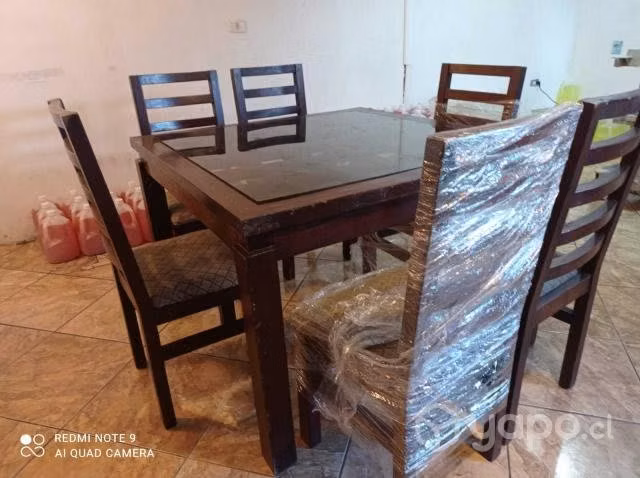 Comedor de madera y vidrio con 6 sillas