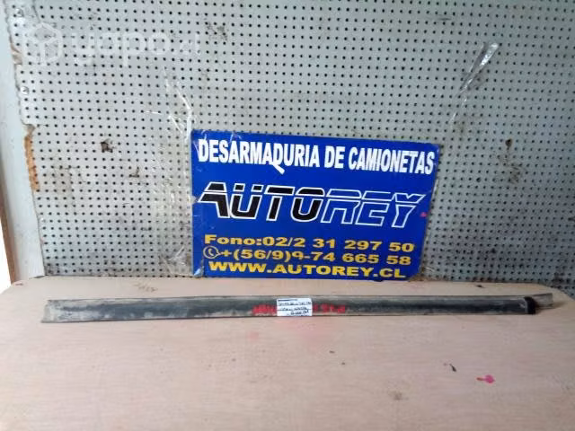 Moldura lame vidrio pta del izq Nissan Navara
