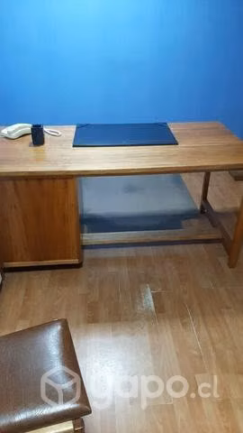 Escritorio sillas y estante de oficina