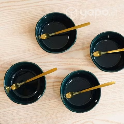 Set de 4 pocillos soperos con cucharas doradas