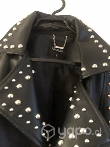 Hermosa Chaqueta biker negra de cuero con tachas