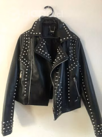 Hermosa Chaqueta biker negra de cuero con tachas