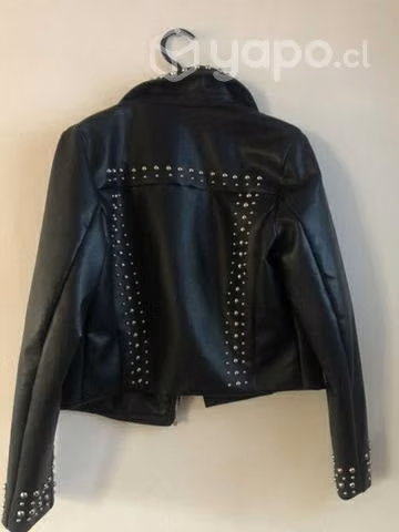 Hermosa Chaqueta biker negra de cuero con tachas