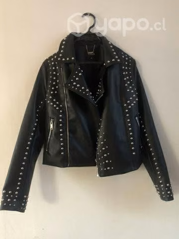 Hermosa Chaqueta biker negra de cuero con tachas