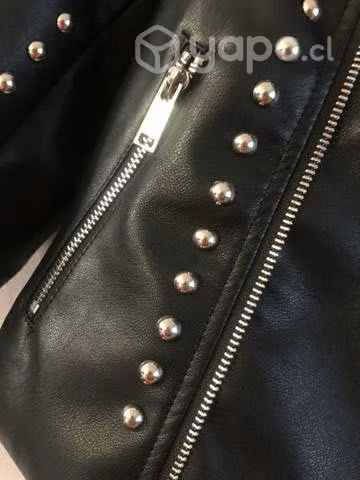 Hermosa Chaqueta biker negra de cuero con tachas