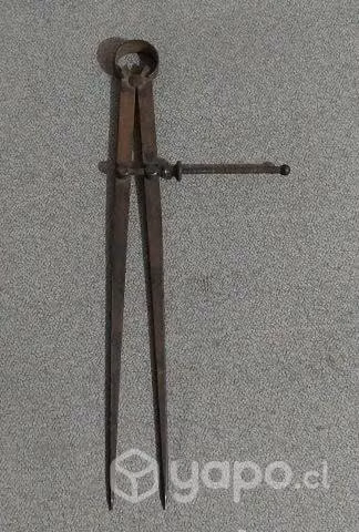 Antiguo compas de fierro de ajuste fino