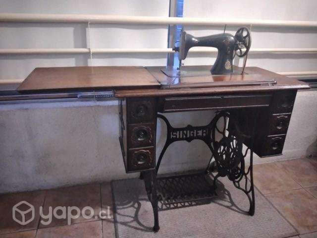 Maquina de coser con mueble