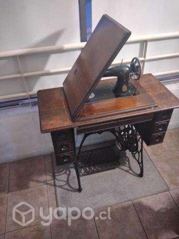 Maquina de coser con mueble