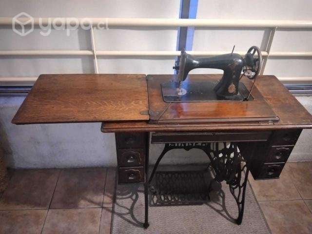 Maquina de coser con mueble