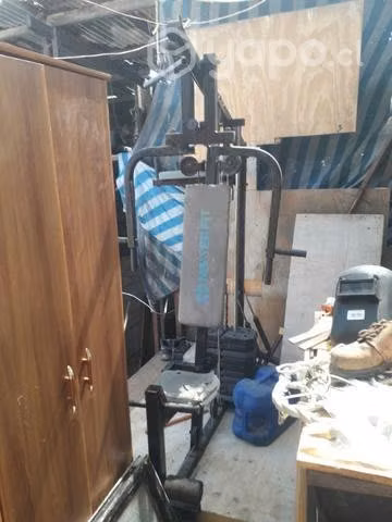 Gabinetes y máquina de ejercicios
