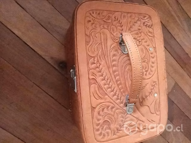 Nessesaire antiguo cuero