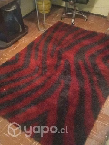 Alfombra roja con negro no tengo las medidas