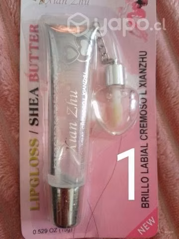 Brillo labial hermoso con mini labial de corazon