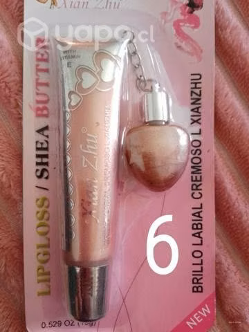 Brillo labial hermoso con mini labial de corazon