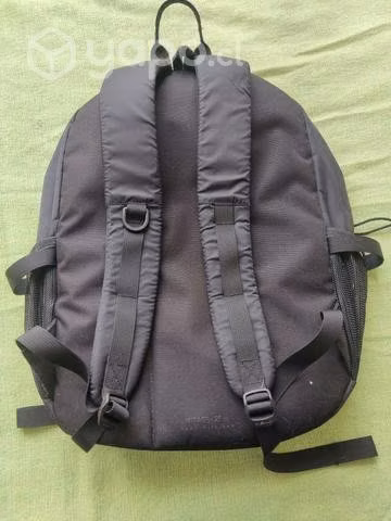 Mochila Head color negra 26 litros buen estado