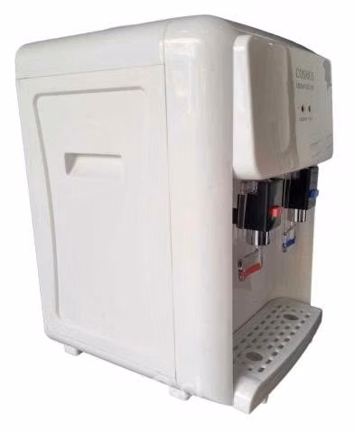 Dispensador de agua sobre mesa con ventilador