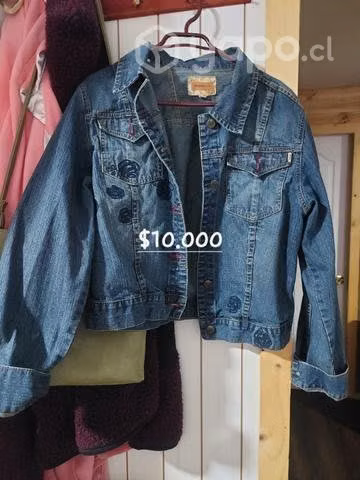 Abrigos nuevos y mochila con su descripción