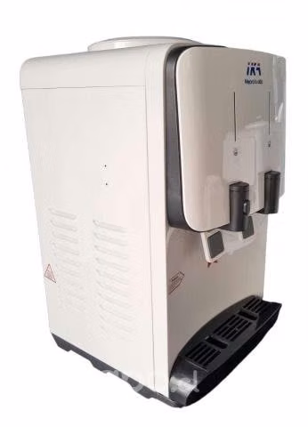 Dispensador de agua sobre mesa