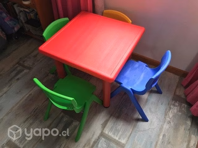 Mesa y sillas infantiles