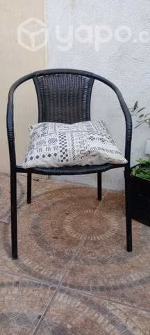 Silla negra estilo ratán