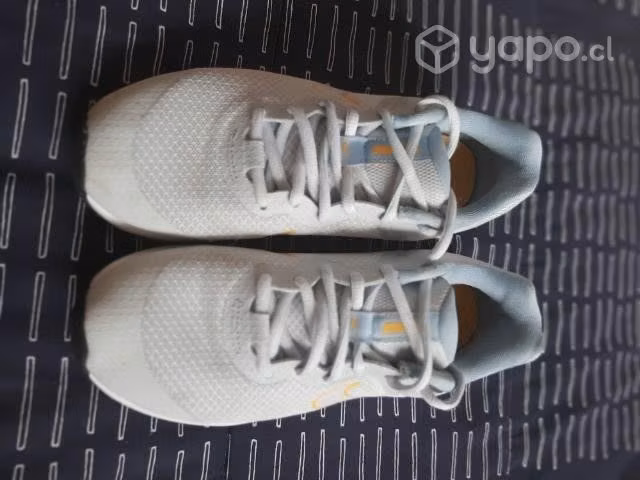 Zapatillas de niño y calzado formal mujer