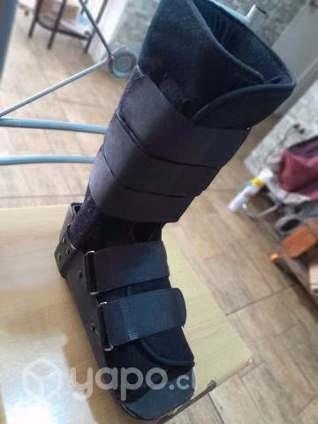 Bota ortopédica y muletas