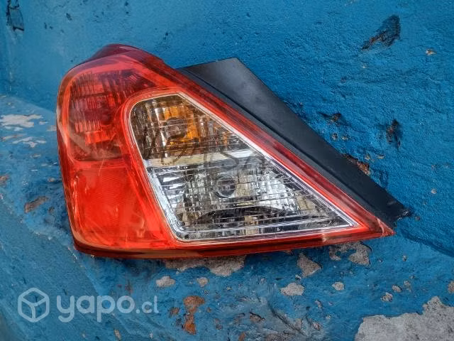 Foco trasero izq Nissan Versa 2012-2018