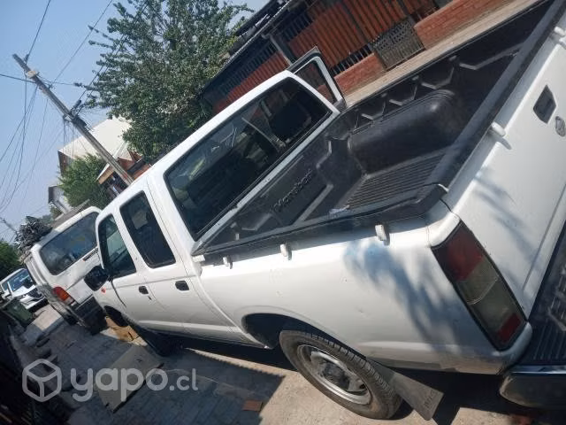 Camioneta Nissan terrano bencinera en buen estado