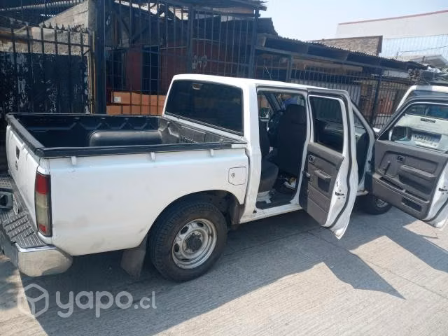 Camioneta Nissan terrano bencinera en buen estado