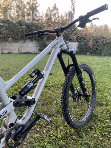 Bicicleta commencal clash essenthial 2022