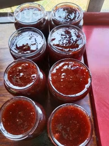 Mermeladas y frambuesas congeladas