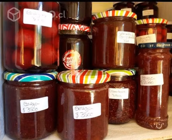 Mermeladas y frambuesas congeladas