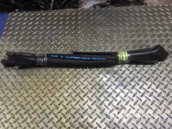 Goma contorno vidrio pta tras der Mazda BT50 2013-