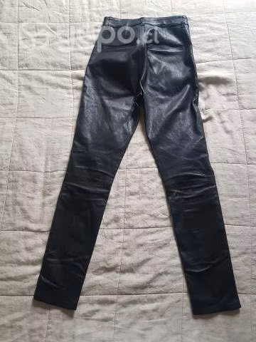 Pantalón de cuero negro marca Rapsodia