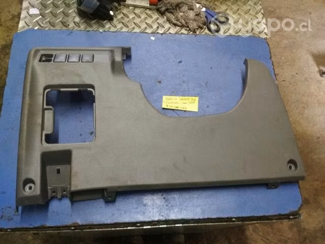 Tapa inferior izq tablero Mitsubishi L