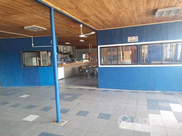 Local comercial con estacionamiento